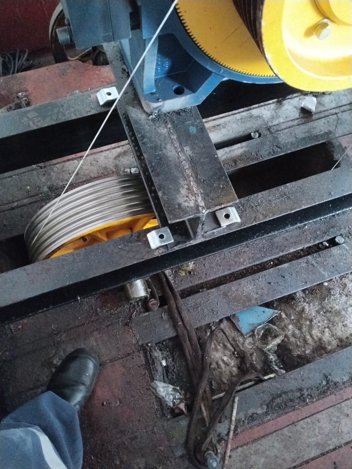 Elevator machine sheave and lift ropes